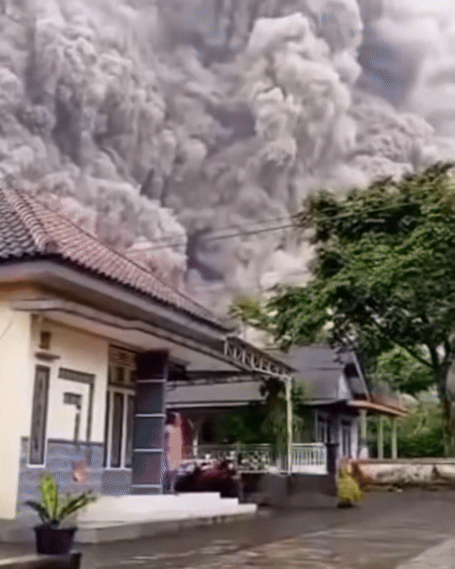 [서울=뉴시스] 인도네시아 술라웨시섬 북부 루앙 화산이 17일(현지시각) 분출해 인근 주민 약 1만1000명이 대피했다. 영상은 루앙 화산과 화산재. (영상=틱톡 갈무리) 2024.04.19. *재판매 및 DB 금지 *재판매 및 DB 금지 *재판매 및 DB 금지