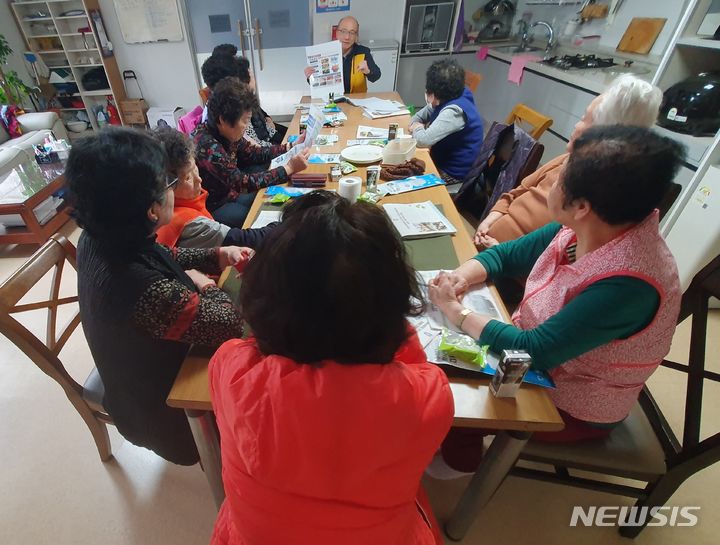 [완주=뉴시스] 완주군장애인복지관 장애인인권정보지원센터는 ‘찾아가는 인권 교육’을 진행하고 있다고 19일 밝혔다. (사진=완주군장애인복지관 장애인인권정보지원센터 제공) 2024.04.19. photo@newsis.com  *재판매 및 DB 금지