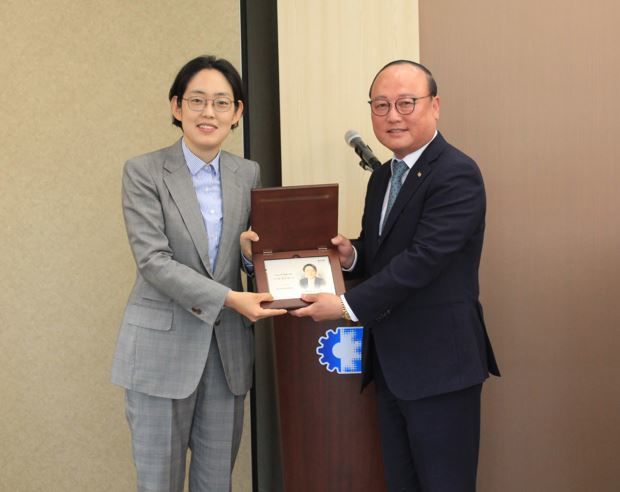 조지연 국회의원 당선인(왼쪽)이 안태영 경산상공회의소 회장에게 당선 축하 기념패를 받고 있다. (사진=경산상공회의소 제공) *재판매 및 DB 금지