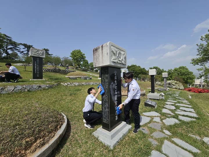 [대구=뉴시스] 국립신암선열공원관리소는 대구 달서구 상서고등학교 학생 대상으로 국립묘지 체험 행사를 개최했다. (사진=국립신암선열공원관리소 제공) 2024.04.19. photo@newsis.com *재판매 및 DB 금지