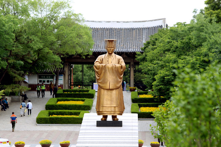 [대구=뉴시스] 대구시 중구 순종황제어가길 동상 사진. (사진=대구시 중구 제공) 2024.04.19. photo@newsis.com *재판매 및 DB 금지