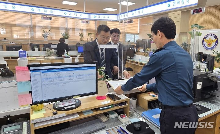 [전주=뉴시스]윤난슬 기자 = 서 교육감은 전날 3년간 20차례의 민원과 소송 등을 제기하며 담임교사의 정당한 교육활동을 침해한 학부모 A씨를 공무집행방해와 무고, 상해, 명예훼손 등의 혐의로 전주덕진경찰서에 고발했다.(사진=전북교육청 제공)