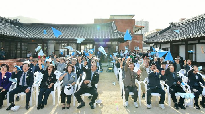 경산시 서상길 청년문화마을 도시재생뉴딜사업 성과공유회에서 참석자들이 사업성과를 기념하는 종이 비행기를 날리고 있다. (사진=경산시 제공) *재판매 및 DB 금지