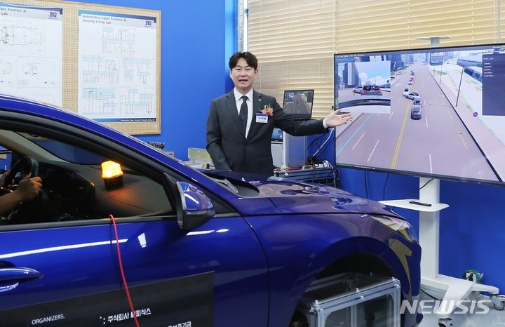 [용인=뉴시스] 우사무엘 교수가 ACAT 를 설명하고 있다.(단국대 제공)