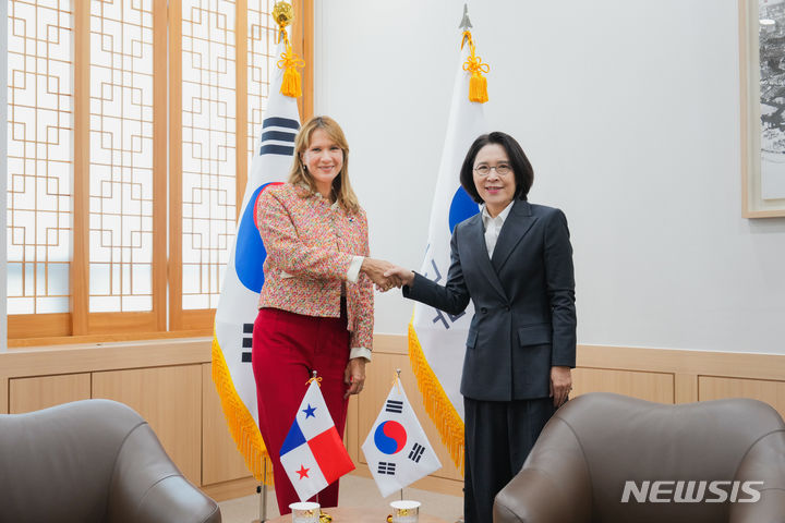 [서울=뉴시스] 강인선 외교부 2차관은 19일 질 오테로 파나마 외교부 다자협력차관을 면담하고 양국 관계 발전 및 다자무대에서의 협력 등에 대해 의견을 교환했다. (사진= 외교부 제공)