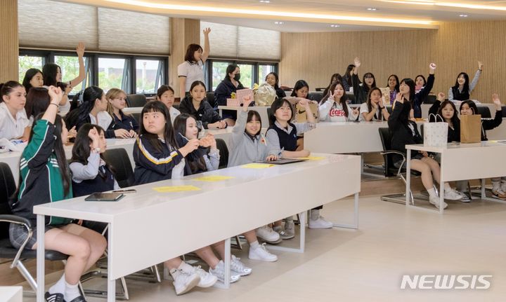 [전주=뉴시스]윤난슬 기자 = 전북 전주대학교사범대학부설고등학교는 최근 자매학교인 호주 시드니 버우드 걸스 하이스쿨 학생들을 초청해 국제교류 수업을 진행했다고 19일 밝혔다.(사진=전북교육청 제공)