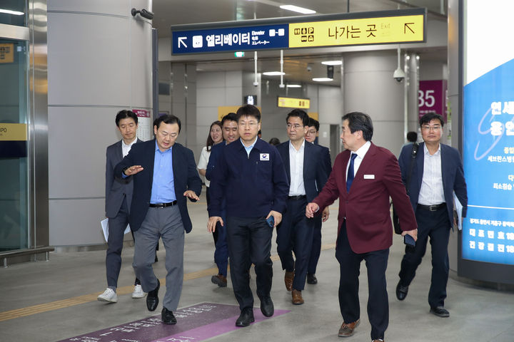 [서울=뉴시스] 진현환 국토교통부 제1차관(가운데)이 19일 오후 화성동탄2 신도시를 찾아 수도권광역도시철도(GTX-A) 운영 현황과 경부고속도로 직선화 개통 현황 등에 대해 살피고 있다. (사진=국토부 제공) 2024.04.19. photo@newsis.com *재판매 및 DB 금지