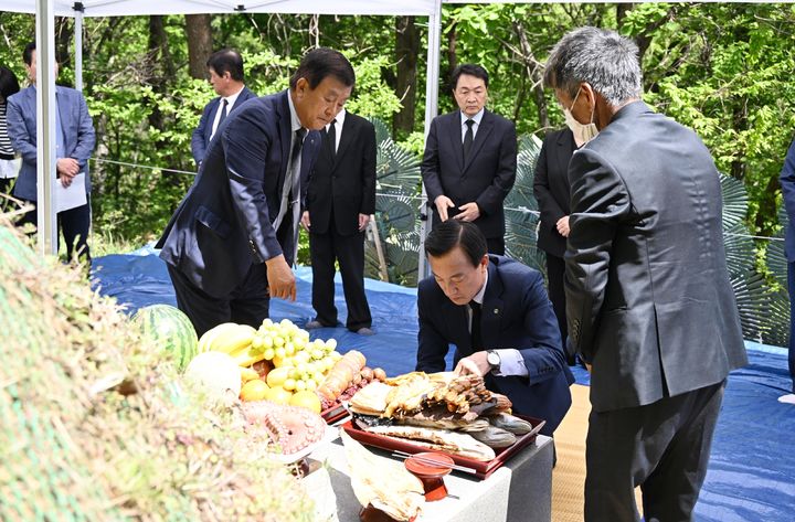 [울산=뉴시스] 박수지 기자 = 4·19혁명 정임석 열사의 넋을 기리는 추모 행사가 19일 울산 북구 천곡동 정임석 열사 묘역에서 열린 가운데 박천동 북구청장이 추모하고 있다. 2024.04.19. (사진=북구 제공) photo@newsis.com *재판매 및 DB 금지