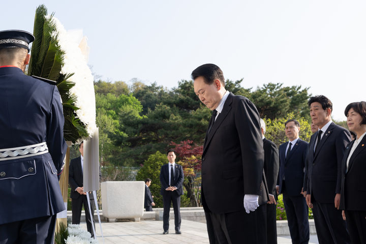 [서울=뉴시스] 윤석열 대통령이 19일 서울 강북구 국립4·19민주묘지를 찾아 4월학생혁명기념탑에서 헌화 준비를 하고 있다. (사진=대통령실 제공) 2024.04.19. photo@newsis.com *재판매 및 DB 금지