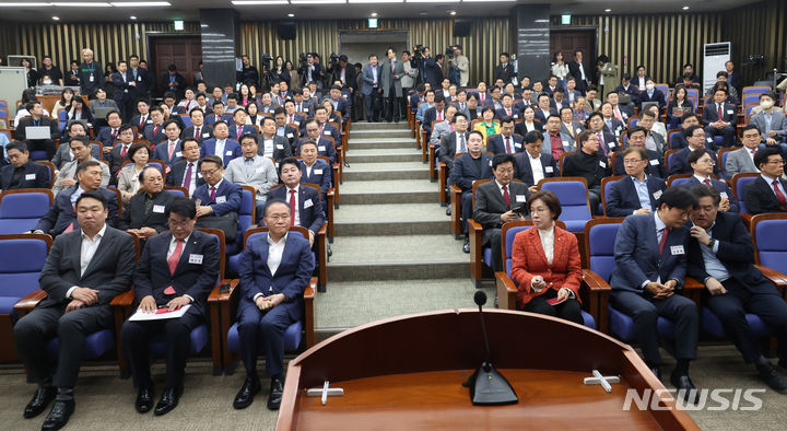 [서울=뉴시스] 조성봉 기자 =  19일 오전 서울 여의도 국회에서 국민의힘 원외조직 위원장 간담회가 개최되고 있다. 2024.04.19. suncho21@newsis.com