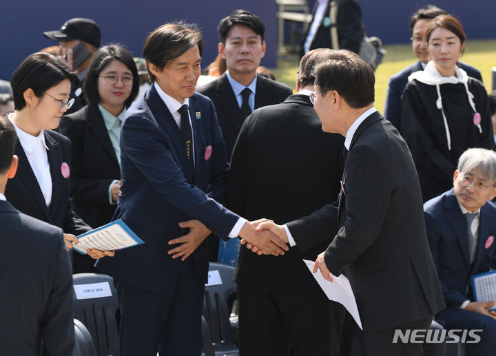 [서울=뉴시스] 최진석 기자 = 이재명 더불어민주당 대표와 조국 조국혁신당 대표가 지난 19일 서울 강북구 국립4.19민주묘지에서 열린 ‘제64주년 4.19혁명 기념식’에서 인사를 나누고 있다. (공동취재) 2024.04.19. photo@newsis.com