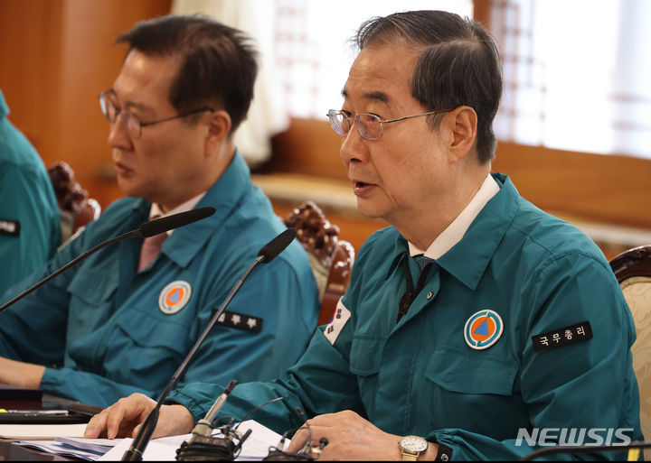 [서울=뉴시스] 김명원 기자 = 한덕수 국무총리가 19일 서울 종로구 정부서울청사에서 의사집단행동 중앙재난안전대책본부(중대본) 회의를 주재하며 발언하고 있다. 2024.04.19. kmx1105@newsis.com