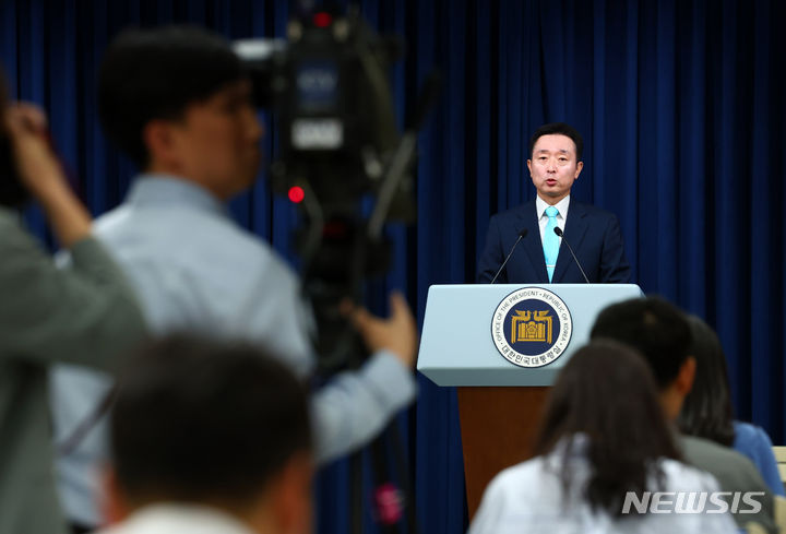 [서울=뉴시스] 전신 기자 = 이도운 홍보수석이 19일 서울 용산 대통령실 청사에서 윤석열 대통령과 이재명 더불어민주당 대표의 전화 통화 관련 브리핑을 하고 있다. 2024.04.19. photo1006@newsis.com