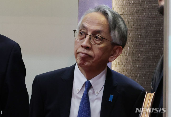 [서울=뉴시스] 김명원 기자 = 아이보시고이치 주한일본대사가 19일 서울 종로구 외교부에 초치되어 엘리베이터에 타고 있다. 정부는 이날 일제강점기 가해 역사를 부정하는 내용의 일본 중학교 교과서 추가 검정 결과에 대해 강력 반발하며 시정을 촉구했다. 2024.04.19. kmx1105@newsis.com