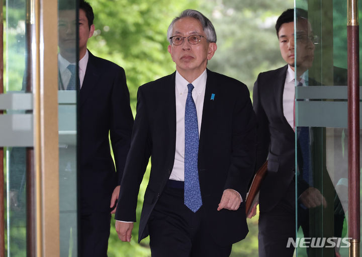 [서울=뉴시스] 김명원 기자 = 아이보시고이치 주한일본대사가 19일 서울 종로구 외교부에 초치되어 들어서고 있다. 정부는 이날 일제강점기 가해 역사를 부정하는 내용의 일본 중학교 교과서 추가 검정 결과에 대해 강력 반발하며 시정을 촉구했다. 2024.04.19. kmx1105@newsis.com