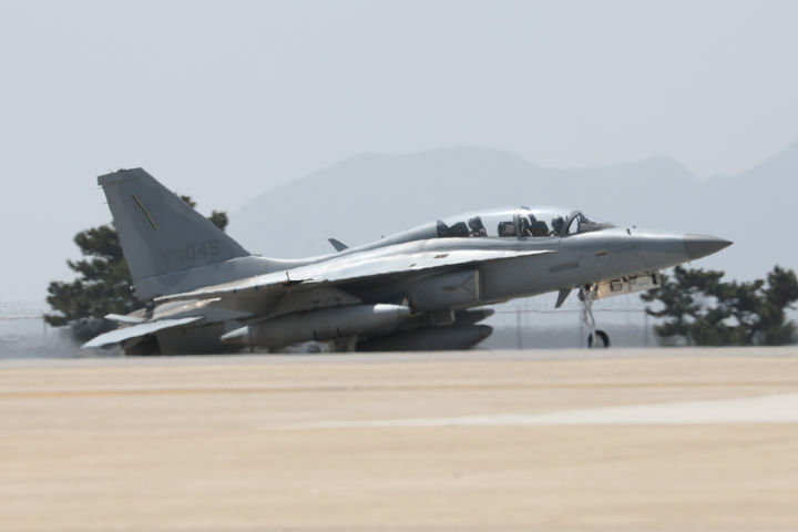 [서울=뉴시스] 김근수 기자 = 19일 전북 군산 공군기지에서 열린 '2024년 연합편대군 종합훈련(KFT·Korea Flying Training)'에서 FA-50 전투기가 착륙을 하고 있다. (사진= 국방일보 제공) 2024.04.19. photo@newsis.com *재판매 및 DB 금지