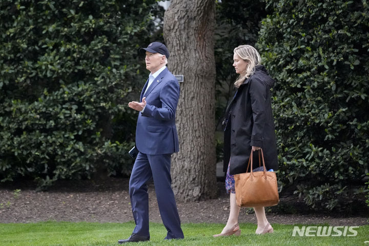 [워싱턴=AP/뉴시스]조 바이든 미국 대통령의 나이든 걸음걸이에서 시선을 돌리기 위해 헬기 탑승·하차 시 백악관 참모들이 동행하고 있다고 미국 언론 액시오스가 26일(현지시각) 보도했다. 사진은 바이든 대통령이 지난 19일 백악관에서 전용 헬리콥터 마린 원에 탑승하기 위해 애니 토머시니 백악관 부비서실장과 함께 걸어가는 모습. 2024.04.27.