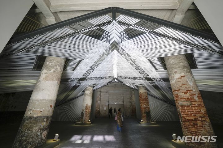 [베니스=AP/뉴시스] 16일(현지시간) 이탈리아 베니스에서 제60회 베니스비엔날레 미술전에서 전시된 뉴질랜드 마오리족 여성 작가들로 구성된 '마타호 컬렉티브'의 작품 '타카파우', 이 설치작품으로&nbsp; '마타호 컬렉티브'는 이번 미술전 국제전 참여작가를 대상으로 한 황금사자상 최고작가상 수상자로 선정됐다. 2024.04.21.