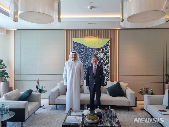 [서울=뉴시스] 아랍에미리트 연합국(UAE)을 방문 중인 김홍균 외교부 1차관은 19일(현지시각) 칼둔 칼리파 알 무바락 행정청장을 예방하고 양국 간 협력 증진 방안과 지역 정세 등에 대한 의견을 교환했다. (사진= 외교부 제공)