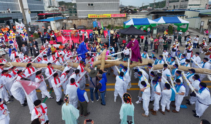 [순창=뉴시스] 19일 열린 '제62회 순창군민의 날' 행사. 옥천골줄다리기라고 이름 붙여진 고싸움이 진행 중이다. 양쪽 줄패장으로 최영일 순창군수(오른쪽)와 신정이 군의장(왼쪽)이 고에 올라 경기를 지휘하고 있다. (사진=순창군 제공) 2024.04.20. photo@newsis.com  *재판매 및 DB 금지