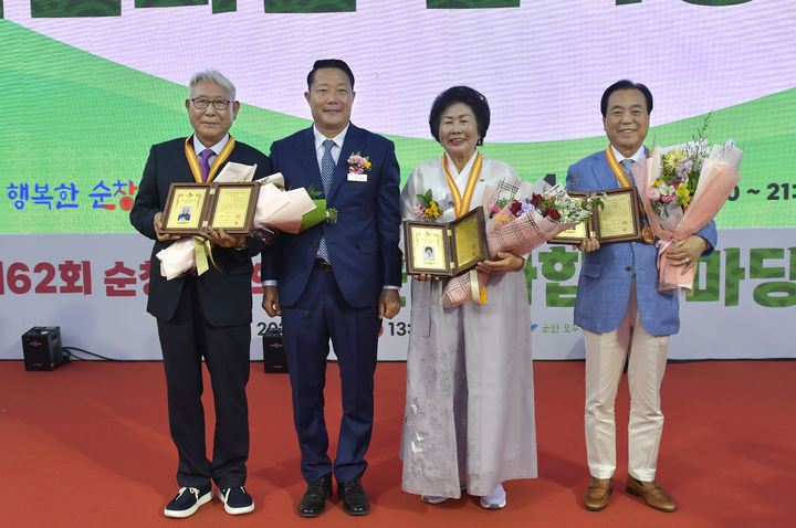 [순창=뉴시스] 19일 열린 '제62회 순창군민의 날' 행사에서 최영일 순창군수와 군민의장 수상자들이 기념사진을 찍고 있다. 왼쪽부터 문화장 최동현씨, 최 군수, 산업장 강순옥씨, 애향장 김택수씨. (사진=고창군 제공) 2024.04.20. photo@newsis.com  *재판매 및 DB 금지