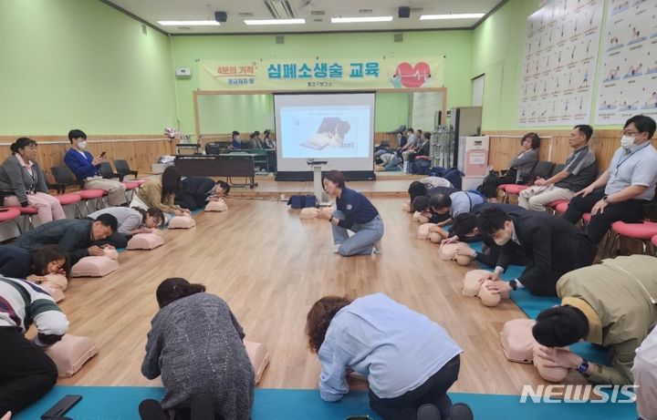 [안양=뉴시스] 심폐소생술 교육 현장. (사진=안양시 제공) 2024.04.20. photo@newsis.com 