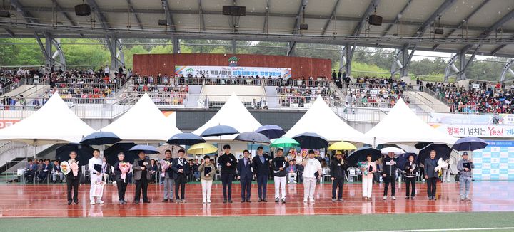 [계룡=뉴시스]계룡시는 20일 계룡시종합운동장에서 생활체육인들의 한마당 축제인 ‘2024 계룡시장배 생활체육대회’ 합동개회식을 열었다. 2024. 04. 20 *재판매 및 DB 금지