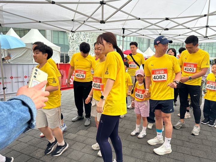 [서울=뉴시스] 이혜원 기자 = 20일 오후 서울 롯데월드타워에서 열린 '키즈 스카이런'에서 참가자들이 출발을 기다리고 있다. march11@newsis.com 2024.04.20. *재판매 및 DB 금지