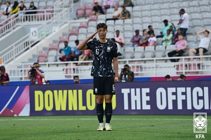 [서울=뉴시스] 김근수 기자 = 대한민국 축구 국가대표팀 이영준이 19일 오후(현지시간) 카타르 도하 압둘라 빈 칼리파 스타디움에서 열린 2024 아시아축구연맹(AFC) U-23 아시안컵 조별리그 B조 2차전 한국과 중국의 경기에서 선취골을 넣고 기뻐하고 있다. (사진= 대한축구협회 제공) 2024.04.20. photo@newsis.com *재판매 및 DB 금지