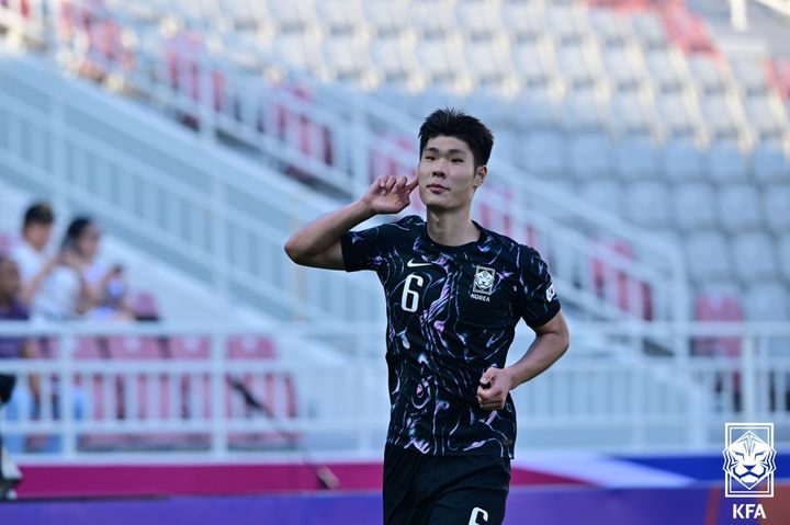 [서울=뉴시스] 김근수 기자 = 대한민국 축구 국가대표팀 이영준이 19일 오후(현지시간) 카타르 도하 압둘라 빈 칼리파 스타디움에서 열린 2024 아시아축구연맹(AFC) U-23 아시안컵 조별리그 B조 2차전 한국과 중국의 경기에서 선취골을 넣고 기뻐하고 있다. (사진= 대한축구협회 제공) 2024.04.20. photo@newsis.com *재판매 및 DB 금지