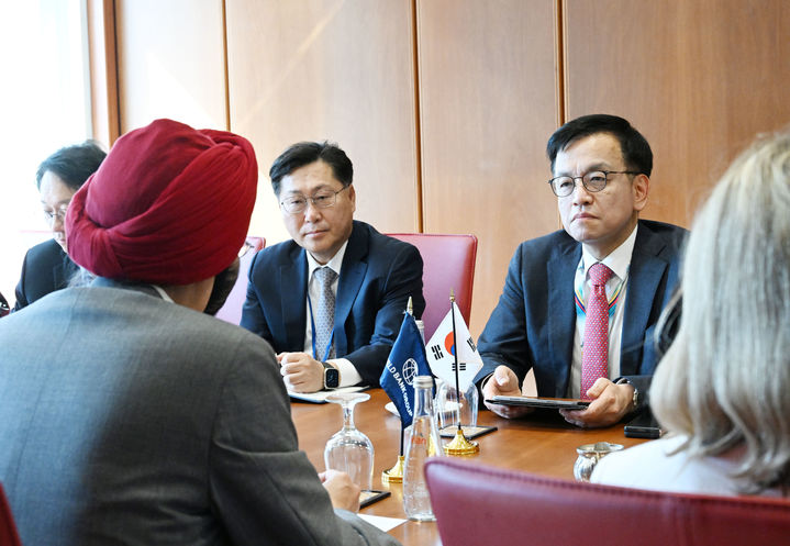 [서울=뉴시스] 김근수 기자 = G20재무장관회의 및 IMF/WB 춘계회의 참석차 미국 워싱턴D.C.를 방문중인 최상목 부총리 겸 기획재정부 장관이 18일(현지시각) 세계은행(WB)에서 아제이 방가 세계은행 총재와 면담하고 있다. (사진= 기획재정부 제공) 2024.04.20. photo@newsis.com *재판매 및 DB 금지