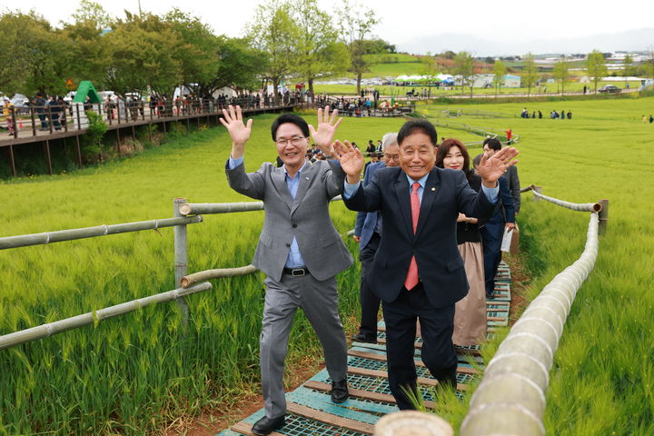 20일 고창 공음면 학원농장에서 열린 '제21회 고창 청보리밭 축제', 심덕섭 군수(왼쪽)완 임정호 군의장(오른쪽) 등이 청보리밭 사잇길을 걷고 있다. *재판매 및 DB 금지