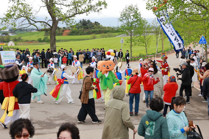 20일 고창 공음면 학원농장에서 열린 '제21회 고창 청보리밭 축제', 청보리밭 방문객의 흥을 돋우는 농악단의 공연이 펼쳐지고 있다. *재판매 및 DB 금지