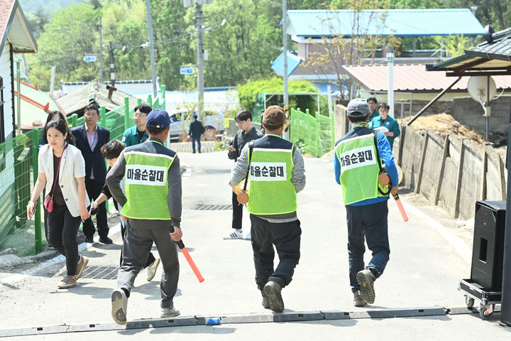 [안동=뉴시스] 지난 19일 문경시 산북면 가좌리 마을에서 '경북형 주민대피 훈련'이 진행되고 있다. (사진=경북도 제공) 2024.04.21 *재판매 및 DB 금지