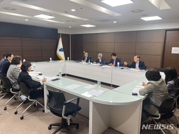 [용인=뉴시스] 용인바이오고 학과 재구조화를 위한 관계기관 회의 모습(용인시 제공)