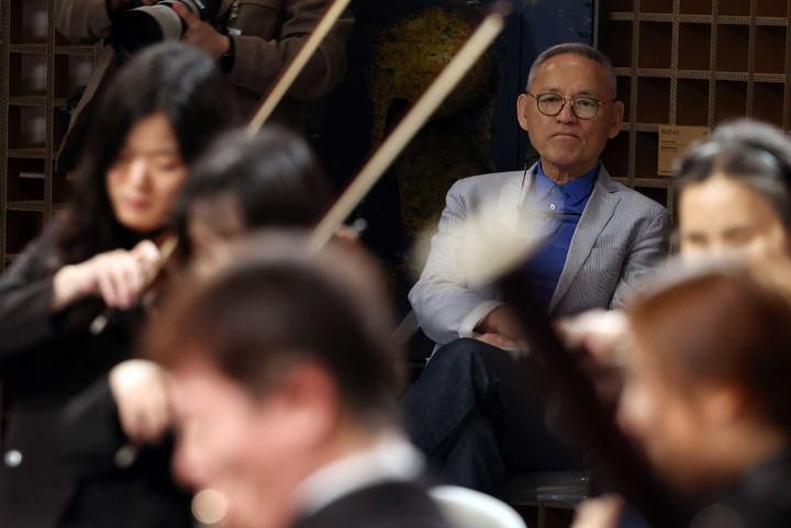 [서울=뉴시스] 유인촌 문화체육관광부 장관이 20일 서울 종로구 청와대 춘추관에서 열린 2024 청와대 장애인의 날 기념 특별음악회 ‘사랑의 선율’에 참석해 하트시각장애인체임버 오케스트라의 연주를 감상하고 있다. (사진=문화체육관광부 제공) 2024.04.21. photo@newsis.com *재판매 및 DB 금지