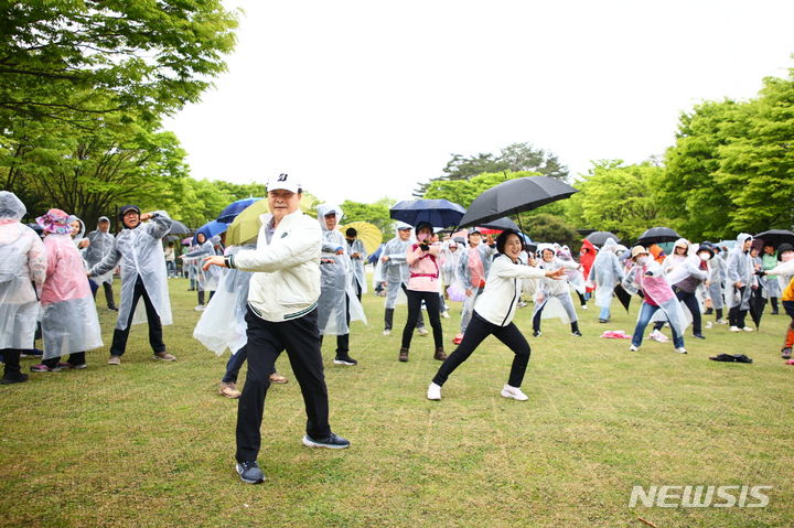 [의왕=뉴시스] '두발로 Day' 참석 시민들이 걷기에 앞서 몸 풀기를 하고 있다. (사진=의왕시 제공).