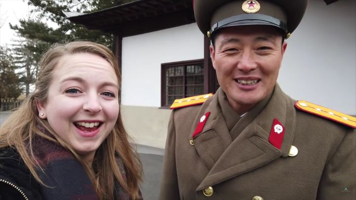 [서울=뉴시스] 한 영국 여성이 DMZ에서 근무하는 북한 군인과 인터뷰하는 영상을 유튜브에 올렸다. (사진='Zoe Discovers' 유튜브 캡처본) *재판매 및 DB 금지