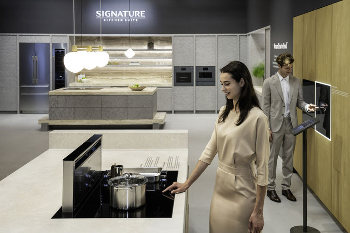 [서울=뉴시스]밀라노 디자인 위크 2024에 참가한 LG전자 시그니처 키친 스위트 서브 키친존의 다운드래프트 후드와 AI 오븐. (사진 = LG전자) 2024.04.21. photo@newsis.com *재판매 및 DB 금지