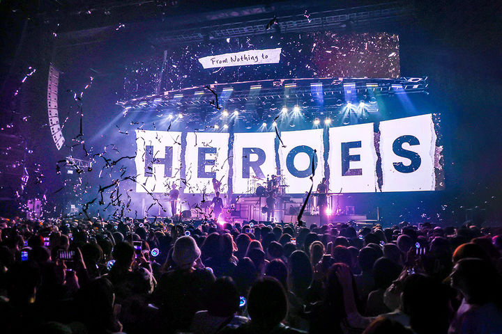 [서울=뉴시스] JYP엔터테인먼트 보이밴드 '엑스디너리 히어로즈'(Xdinary Heroes·XH·엑디즈)가 21일 서울 광진구 YES24 라이브홀에서 단독 콘서트 '클로즈드 베타: 버전6.0'을 펼치고 있다. 작년 11월 데뷔 첫 월드투어 '브레이크 더 브레이크'의 포문을 여는 서울 공연 이후 국내에서는 약 5개월만에 여는 무대다. 지난 19일부터 이날까지 사흘 공연 모두 매진됐다. 특히 오는 30일 발매 예정인 정규 1집 '트러블슈팅(Troubleshooting)' 수록곡들을 먼저 들려줬다. (사진 = JYP엔터테인먼트 제공) 2024.04.21. photo@newsis.com *재판매 및 DB 금지