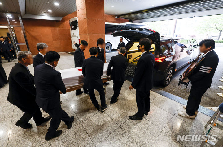 [서울=뉴시스] 정병혁 기자 = 21일 서울 서대문구 세브란스병원 장례식장에서 고 홍세화 씨의 발인이 엄수되고 있다. 2024.04.21. jhope@newsis.com