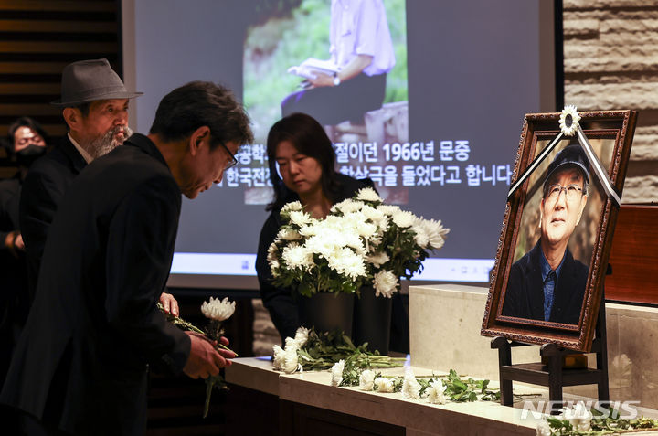 [서울=뉴시스] 정병혁 기자 = 21일 서울 서대문구 세브란스병원 장례식장에서 열린 고 홍세화 씨 영결식에서 참석자들이 헌화를 하고 있다. 2024.04.21. jhope@newsis.com