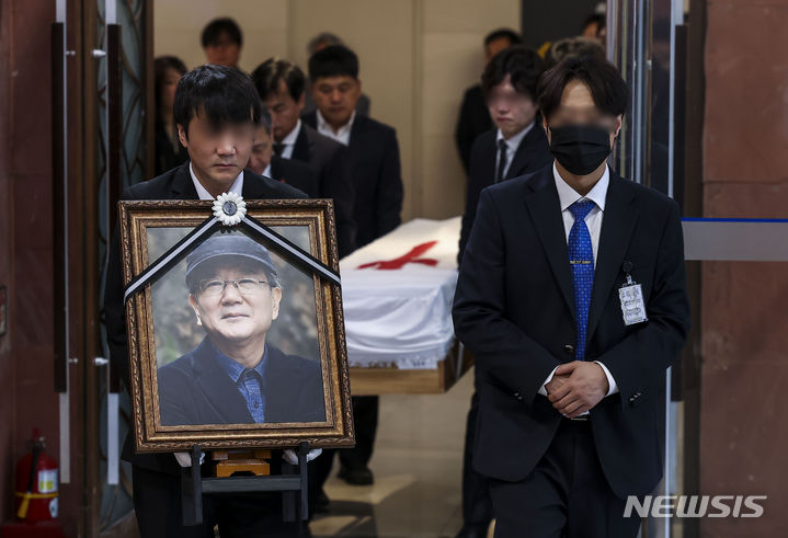 [서울=뉴시스] 정병혁 기자 = 21일 서울 서대문구 세브란스병원 장례식장에서 고 홍세화 씨의 발인이 엄수되고 있다. 2024.04.21. jhope@newsis.com