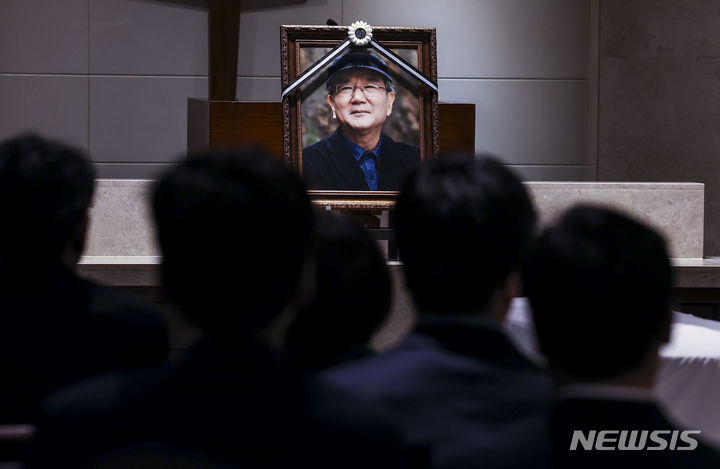 [서울=뉴시스] 정병혁 기자 = 21일 서울 서대문구 세브란스병원 장례식장에서 열린 고 홍세화 씨 영결식에 고인의 영정이 놓여 있다. 2024.04.21. jhope@newsis.com