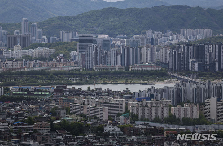 [서울=뉴시스] 정병혁 기자 = 최근 부동산 시장이 혼조세를 보이고 있는 가운데, 서울 주요 지역을 중심으로 집주인들이 호가를 올리고 있다. 한국부동산원의 최신 주택가격동향조사에 따르면 이달 셋째 주(15일) 기준으로 서울 25개구 중 21개구에서 아파트 매매가격지수가 상승했다. 서울 주요 지역을 중심으로 급매물이 줄어들며 집주인들은 호가를 올리는 분위기다. 사진은 21일 서울 남산에서 바라본 아파트의 모습. 2024.04.21. jhope@newsis.com