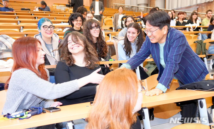 [광주=뉴시스] 강기정 광주시장, 이탈이라 '카 포스카리 베네치아 대학(Universit Ca' Foscari Venezia)' 에서 5·18민주화운동과 광주비엔날레 특강. (사진=광주시청 제공). photo@newsis.com *재판매 및 DB 금지