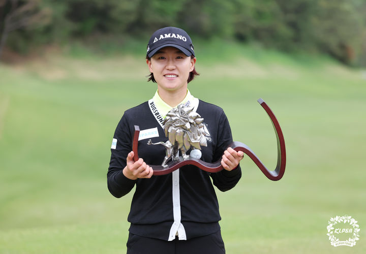 [서울=뉴시스] 김진아 기자 = 21일 경남 김해 가야CC에서 열린 '넥센 세인트나인 마스터즈2024' FR에서 우승을 차지한 최은우가 우승트로피를 들고 포즈를 취하고 있다. (사진=KLPGA 제공) 2024.04.21. photo@newsis.com *재판매 및 DB 금지