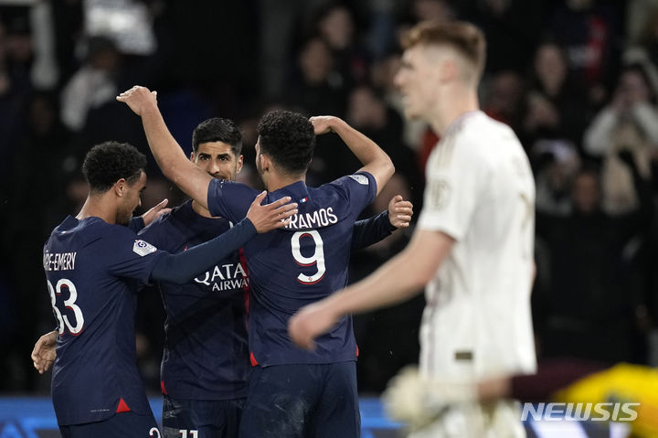 [파리=AP/뉴시스] 파리 생제르맹(PSG)의 곤살루 하무스(9)가 21일(현지시각) 프랑스 파리의 파르크 데 프랭스에서 열린 2023-24 프랑스 리그1 30라운드 올랭피크 리옹과 경기 전반 32분 팀의 세 번째 골을 넣고 동료들과 시쁨을 나누고 있다. 킬리안 음바페가 결장하고 이강인이 후반 36분 교체 투입된 PSG는 4-1로 대승했다. 2024.04.22.