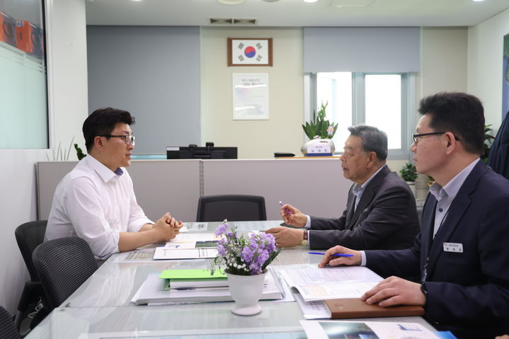 [태안=뉴시스] 지난 18일 가세로 태안군수가 정부예산 확보 위한 세종 정부청사를 방문해 해양수산부 항만국장을 만나 지원을 요청하고 있다.(사진=태안군 제공) 2024.04.22.  *재판매 및 DB 금지