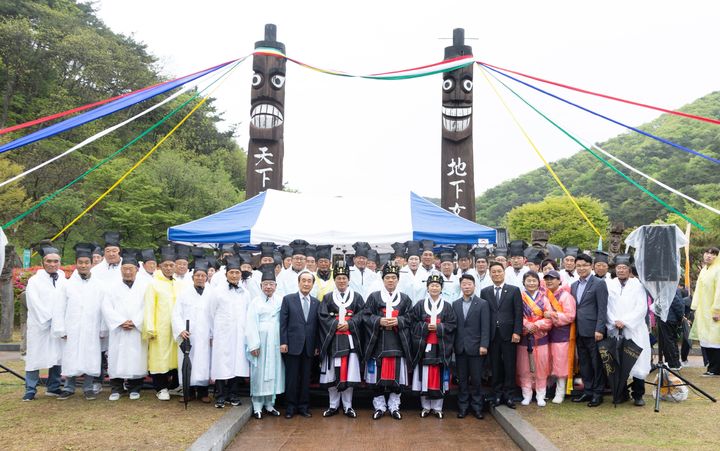 [청양=뉴시스] 조명휘 기자 = 제25회 청양칠갑산장승문화축제 개막식이 20일 장승공원 일원에서 열리고 있다. (사진= 청양군 제공) 2024.04.22. photo@newsis.com *재판매 및 DB 금지